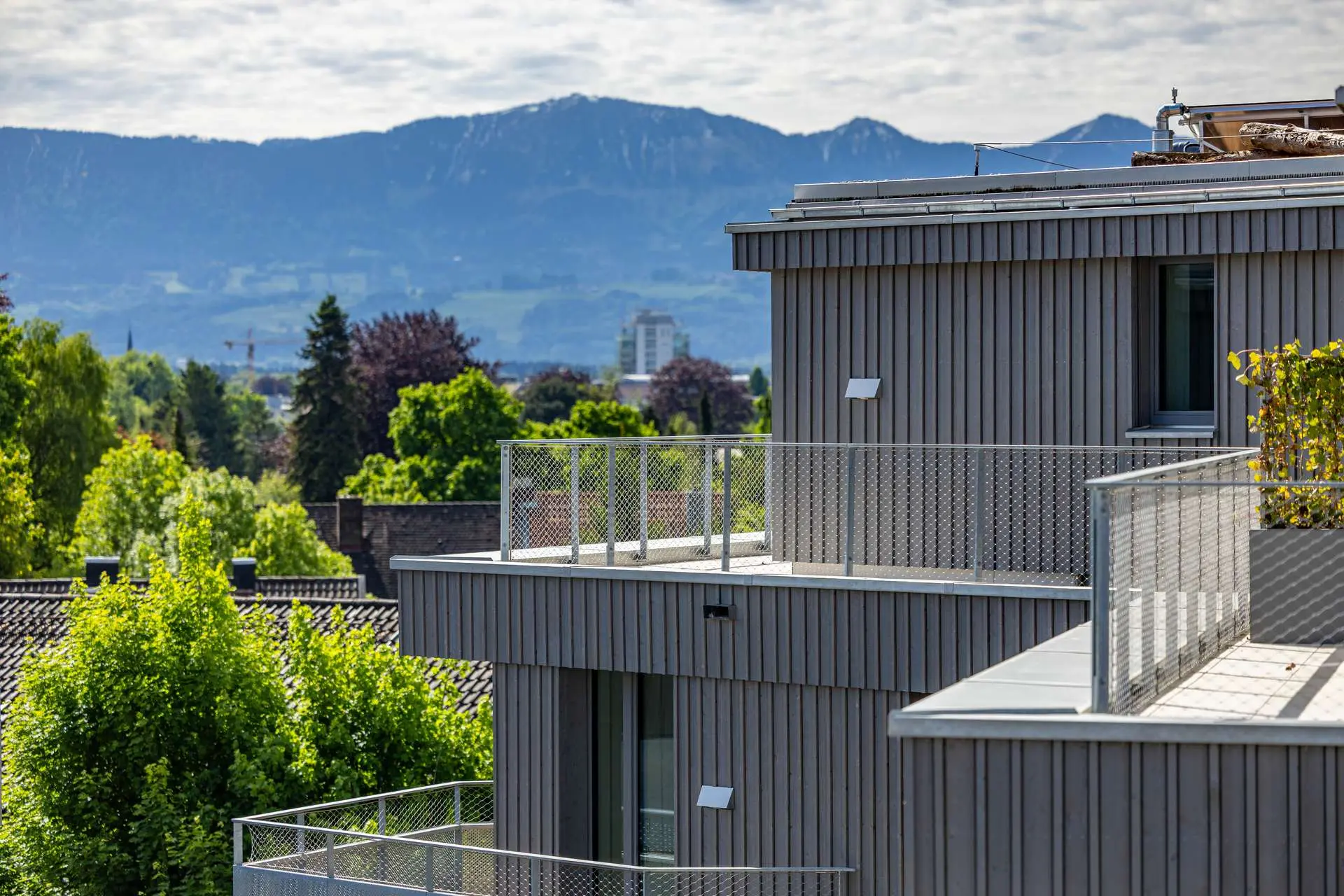 Dachterrrassen Haus 2 von Osten mit Blick zum Hochries