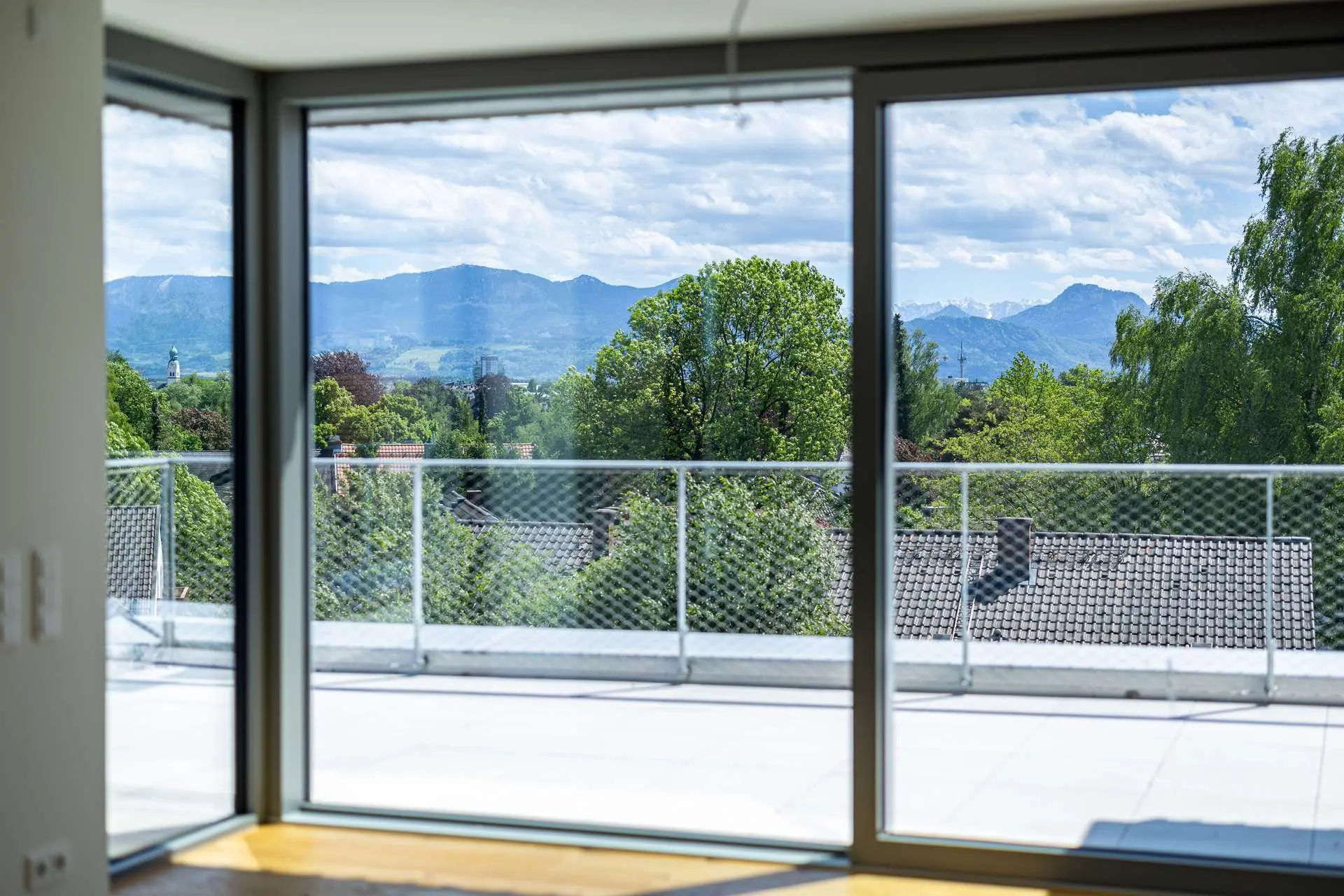 große Fensterfront mit Bergblick
