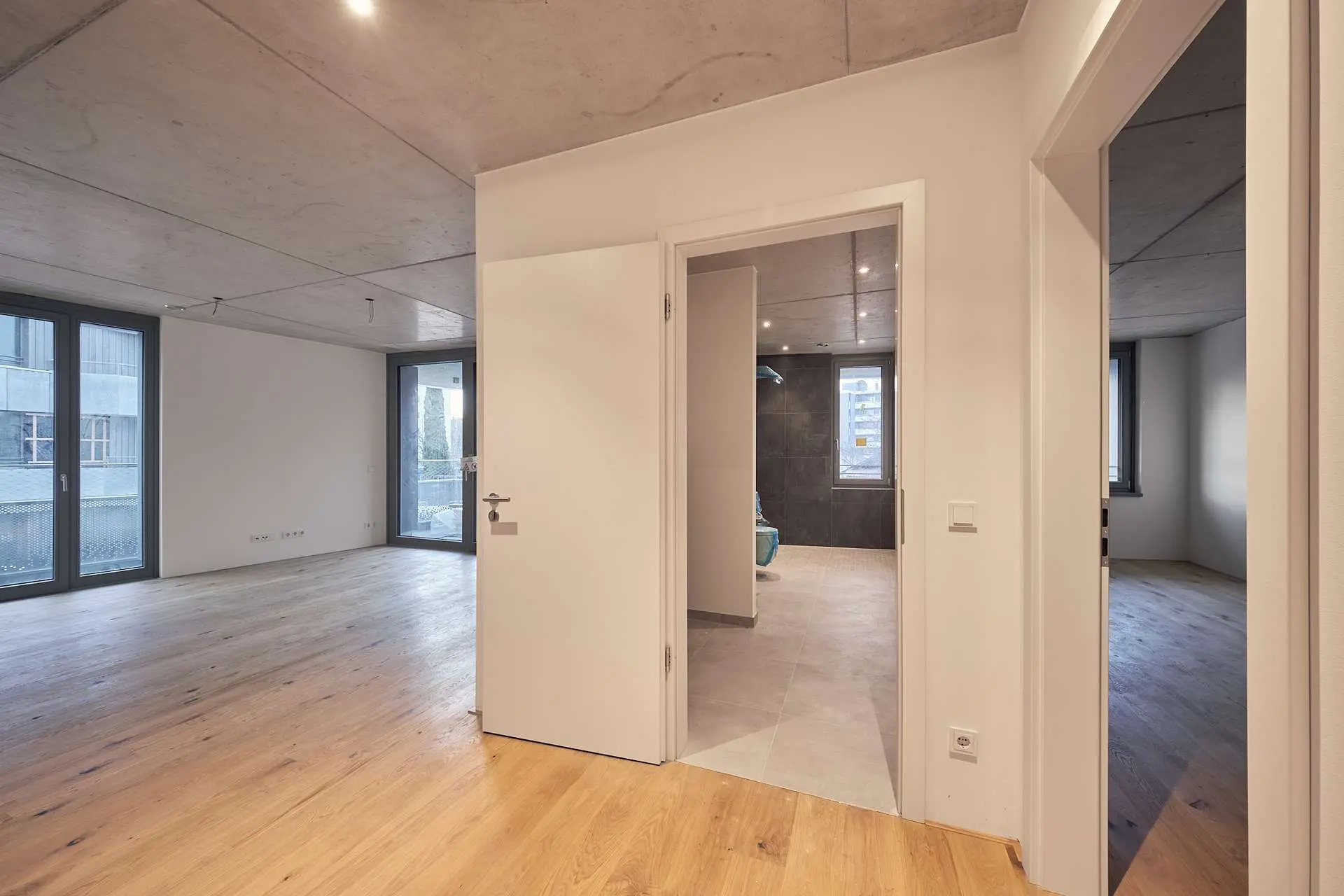 Flur mit Blick zur Wohnküche, Bad & Schlafzimmer - HERDERGÄRTEN 1.2.5