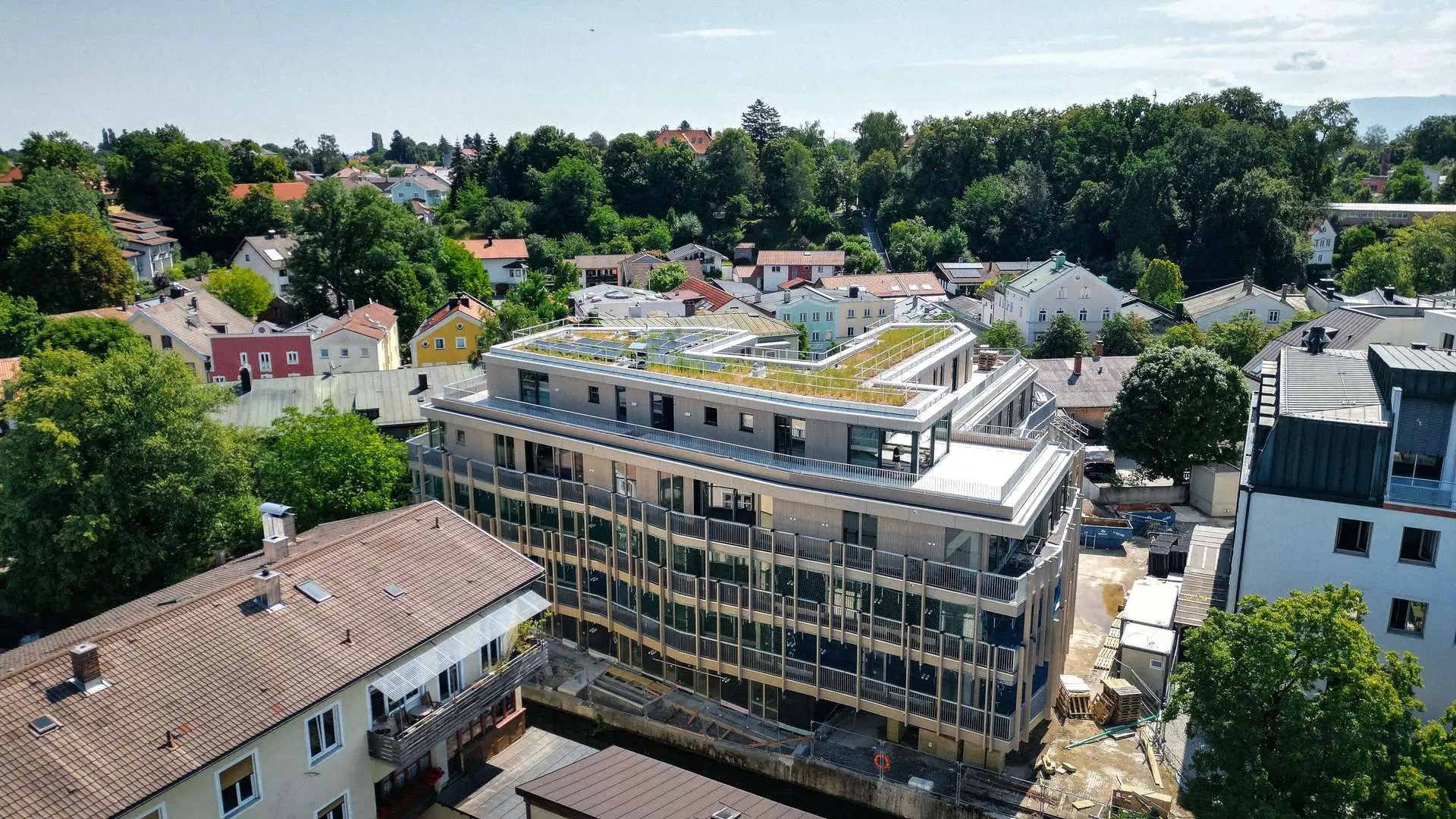 Westfassade Juli 2026