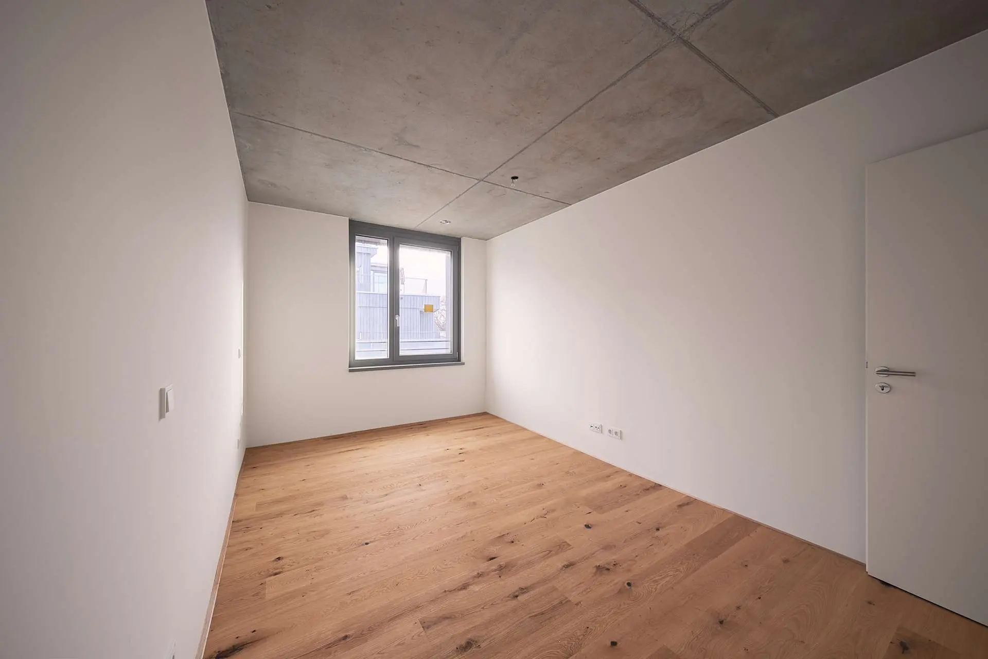 Schlafzimmer mit Blick zum Fenster - HERDERGÄRTEN 2.1.2