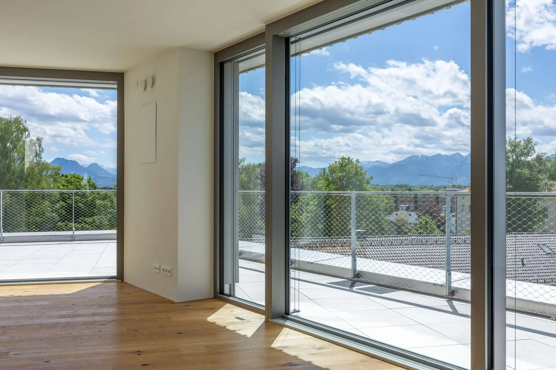 Fensterfront zur großen Dachterrasse