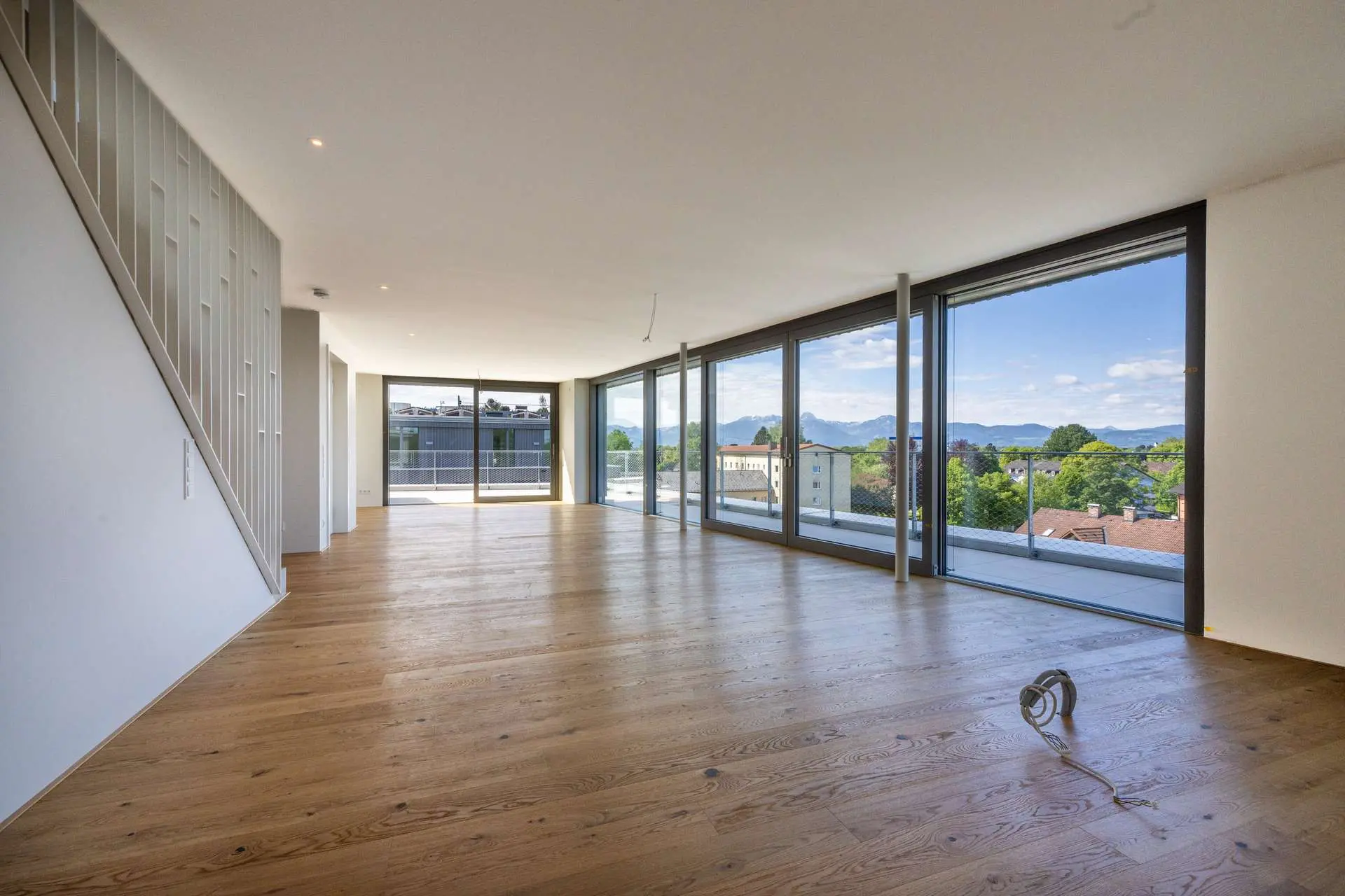 Wohnraum mit großer Fensterfront - 1.5.2 - HERDERGÄRTEN
