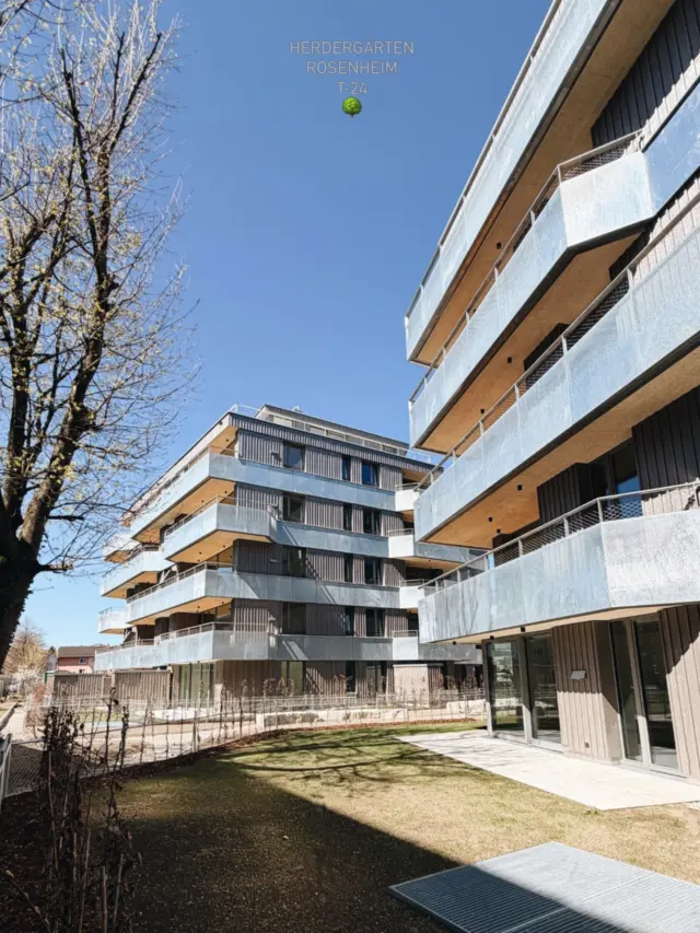 T-24: HERDERGÄRTEN ROSENHEIM 🌳🤩

In der Herderstraße in Rosenheim wird es spannend: In weniger als vier Wochen übergeben wir die ersten Wohnungen an unsere Käuferinnen und Käufer! 🏡✨

Was hier gerade passiert, ist echtes Teamwork auf höchstem Niveau – verschiedenste Gewerke greifen perfekt ineinander, die Häuser nehmen ihre finale Form an und der letzte Feinschliff bringt alles zum Strahlen! 

In den Slides bekommt ihr exklusive Einblicke über den aktuellen Stand und seht, wie aus Planung Stück für Stück ein Zuhause wird. 🔨➡️🏠

🔗 mehr Infos: werndl-eisner-partner.de

Werndl Eisner & Partner! 🖤