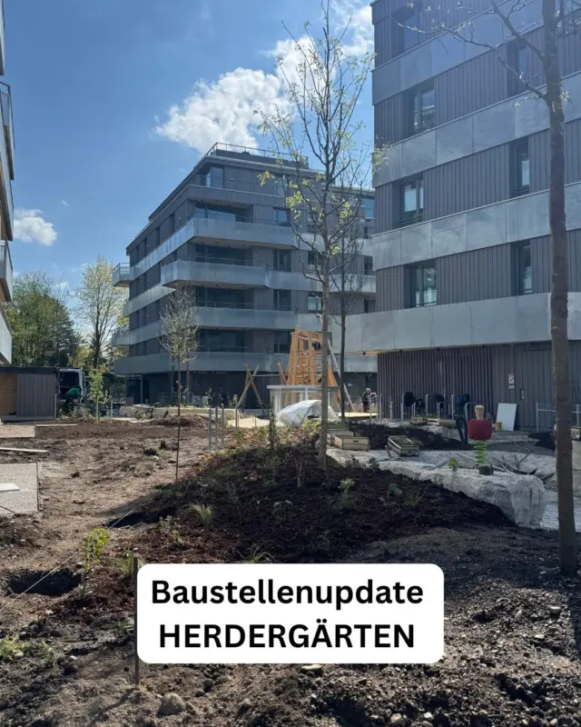 Baustellenupdate aus den HERDERGÄRTEN in Rosenheim 🏗️
Jetzt wird es grün!🌳 Erinnert ihr euch noch, wie es hier vor wenigen Wochen aussah?
Wir nähern uns mit großen Schritten dem Finale 🏃‍➡️
 
Mit wem würdet ihr hier gerne einziehen wollen?
Markiert die Person doch unter diesem Beitrag oder verratet es uns in den Kommentaren 👇
 
#rosenheim #baustelle #wohnungkaufen #eigentumswohnung #wohneigentum