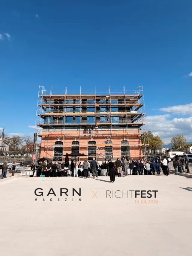 Servus! GARNMAGAZIN 🙌🏼🧱

Recap Richtfest: am vergangenen Donnertag feierte ein ganz besonderes Projekt einen großen Meilenstein. Mit viel Hingabe, Leidenschaft, Schweiß und Ausdauer - gestalten wir seit nun mehr fast zehn Jahren das GARNMAGAZIN jenes inmitten der Alten Spinnerei in Kolbermoor entsteht. Es entstehen dort im historischen Altbestand bis Mitte 2026 atemberaubende Geschäftsräume mit beeindruckenden Deckenhöhen, großzügigen Galerien, historisch-industriellem Charme. Einmalig in der Region schließt ein Brückenbauwerk an, welches nicht nur den Brückenschlag, sondern unterseitig auch atemberaubende Geschäftsräume über dem Wasser bietet.

Schaut gerne rein in die Slides und freut euch auf ein Bauwerk mit einer außergewöhnlichen Verbindung von Alt und Neu! 💭🖤

🔗 mehr Infos: werndl-eisner-partner.de

Werndl Eisner & Partner!