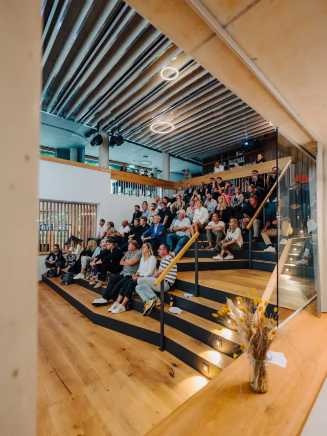 📈 Volles Haus in der TechDivision Arena! 🖤

Am vergangenen Dienstag durften wir zahlreiche interessierte Gäste zu unserer Veranstaltung „Steuern sparen und Vermögen aufbauen“ in der TechDivision Arena in Kolbermoor begrüßen. Die voll besetzte Arena zeigte eindrucksvoll, wie groß das Interesse an den Themen Immobilien verstehen, Steuern optimieren und langfristig Vermögen aufbauen ist.

Unsere Referenten Steuerberater Christian Kamml von @sfk.steuerberater sowie Florian Eisner von @werndleisner.und.partner gaben spannende Einblicke in die Möglichkeiten, mit Immobilien steuerliche Vorteile zu nutzen und gleichzeitig nachhaltig Vermögen aufzubauen. Dabei wurden komplexe Zusammenhänge praxisnah erklärt und konkrete Strategien aufgezeigt. ↗️🏡

Im Anschluss an den Vortrag hatten die Teilnehmer die Gelegenheit, ihre individuellen Fragen direkt an die Experten zu richten. Besonders wertvoll war auch der anschließende Networking-Austausch, bei dem Erfahrungen, Meinungen und Wissen miteinander geteilt wurden! 💬

Ein herzliches Dankeschön an alle Besucherinnen und Besucher für das große Interesse, die spannenden Gespräche und den gelungenen Abend! 🙌🏼

Wir freuen uns bereits auf weitere Veranstaltungen dieser Art und darauf, auch künftig wertvolle Impulse rund um Immobilien, Finanzen und Vermögensaufbau zu bieten!

🔗 mehr Infos: werndl-eisner-partner.de

Werndl Eisner & Partner!
