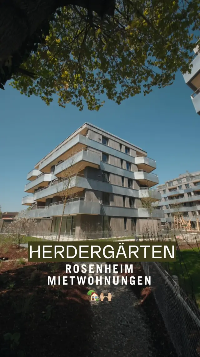 Mietwohnungen in den HERDERGÄRTEN Rosenheim 🏡🙌🏼

Moderne Architektur, durchdachte Grundrisse und eine naturnahe Umgebung machen die HERDERGÄRTEN zu einem besonderen Zuhause. Von komfortablen 2-Zimmer-Wohnungen über großzügige Familienwohnungen bis hin zu exklusiven Penthäusern mit Dachgarten bietet das Wohnensemble vielfältige Möglichkeiten für unterschiedliche Lebensphasen.

Schwellenfreie Zugänge, Aufzüge in alle Etagen sowie altersgerechte Ausstattungsdetails sorgen für hohen Wohnkomfort. Gemeinschaftliche Grünflächen, ein zentraler Spielplatz und private Balkone schaffen Raum zum Entspannen und Wohlfühlen.

📩 Jetzt direkt über den Link in der Biografie die freien Einheiten ansehen und einen Termin zur Besichtigung vereinbaren! 📲🙌🏼

Werndl Eisner & Partner! 🖤