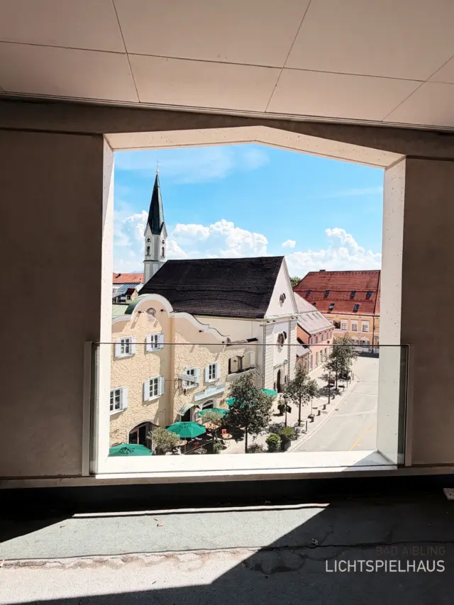 camera-roll: LICHTSPIELHAUS 🎞️✨🖤

Bühne frei für das LICHTSPIELHAUS!
Wo einst Filmgeschichten erzählt wurden, entsteht heute ein neues Kapitel: generationsübergreifendes Wohnen mitten im Herzen von Bad Aibling. ✨

Licht, Geschichte und moderne Architektur verschmelzen zu einem Ort voller Leben und Begegnungen – mit Respekt vor der Tradition und dem Blick in die Zukunft.

Ein Zuhause mit Charakter. 🖤
Ein Ort für neue Geschichten. 💭

In den Slides bekommt ihr exklusive Einblicke über den aktuellen Stand und seht, wie aus Planung Stück für Stück unser LICHTSPIELHAUS entsteht. 🔨➡️🏠

🔗 mehr Infos: werndl-eisner-partner.de

Werndl Eisner & Partner! 🖤